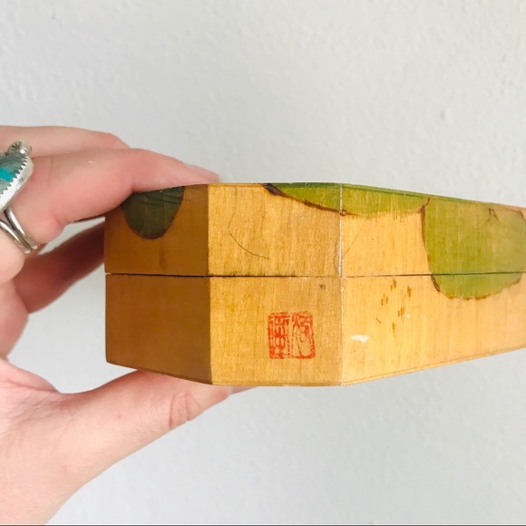 Vintage hand painted Chinese water Lilly wood box - Picture 4 of 12